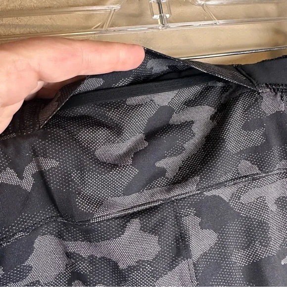 Lululemon Athletica Surge 6” Camo Athletic Shorts with Liner Size Large - Picture 6 of 8